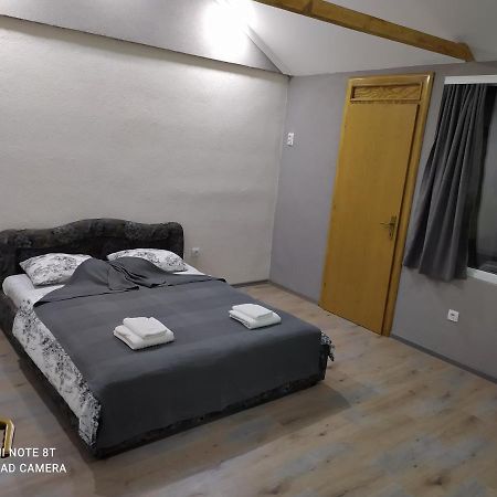 Lenilenii Bungalows Jajce Exteriör bild